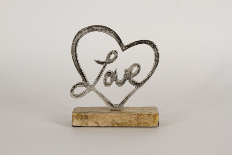 Herz Love aus Metall auf Holz Sockel